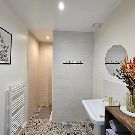 Nos Jours Heureux - L'escapade, Etienville