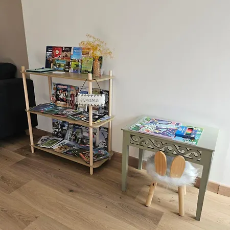 Nos Jours Heureux - L'escapade, * Etienville