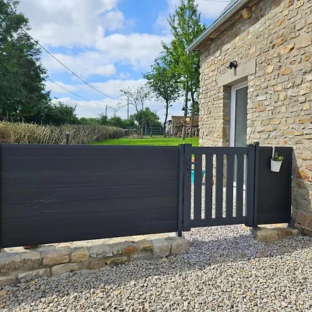 Nos Jours Heureux - L'escapade, * Etienville