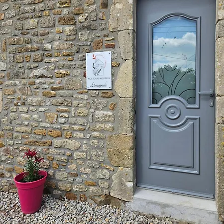 Nos Jours Heureux - L'escapade, Etienville