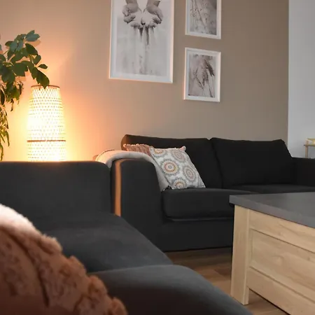 Nos Jours Heureux - L'escapade, Etienville