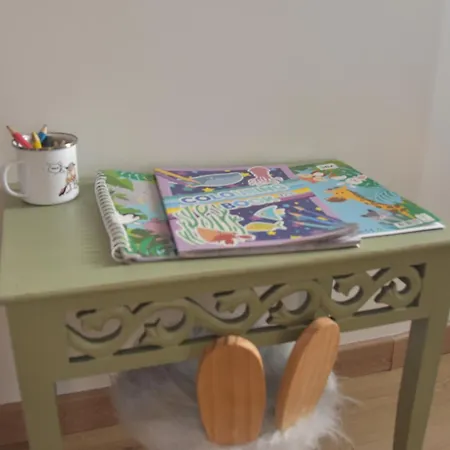 Nos Jours Heureux - L'escapade, * Etienville