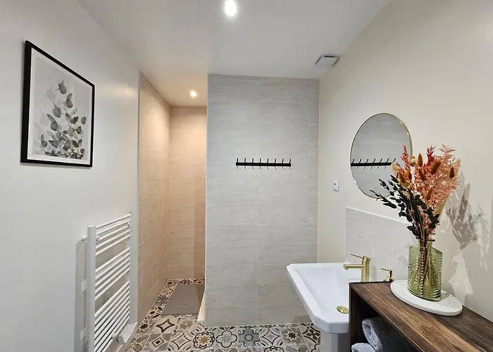 Nos Jours Heureux - L'escapade, Etienville