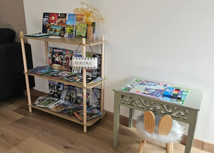 Nos Jours Heureux - L'escapade, * Etienville