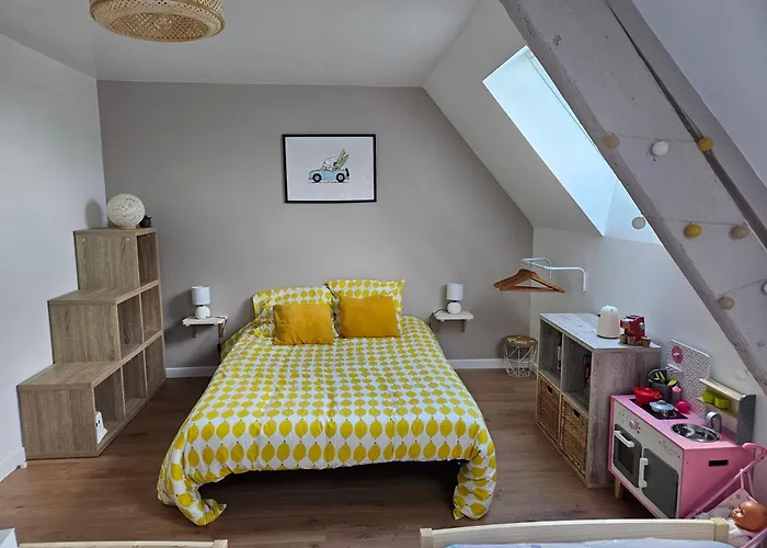 Nos Jours Heureux - L'escapade, Etienville