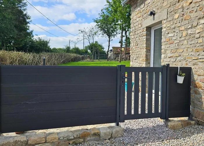 Nos Jours Heureux - L'escapade, * Etienville