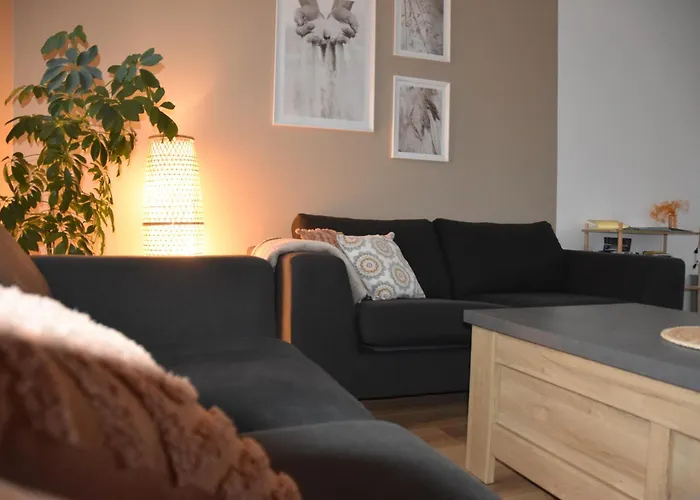 Nos Jours Heureux - L'escapade, Etienville