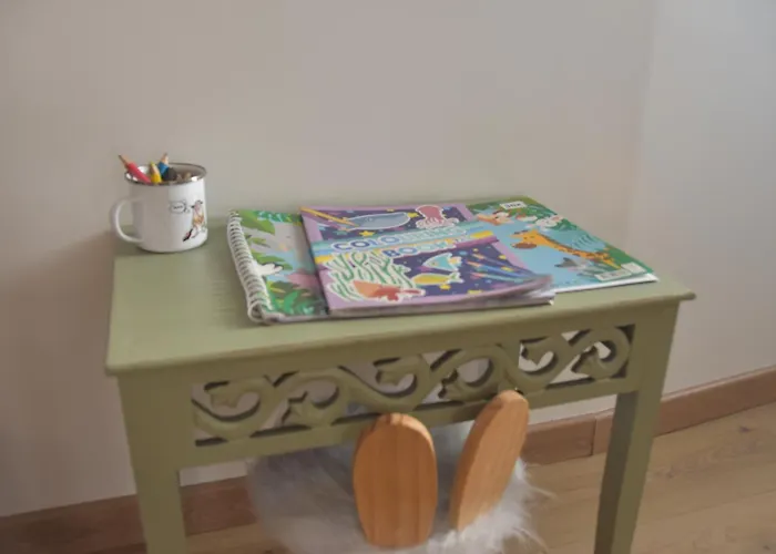 Nos Jours Heureux - L'escapade, * Etienville